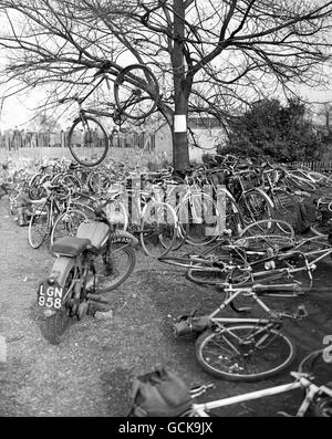 Così che potessero trovare la loro bicicletta con facilità da così tanti, hanno appeso la bicicletta da un ramo di albero alla riunione annuale del Venerdì Santo della Southern Counties Cycling Union a Herne Hill, Londra. Foto Stock