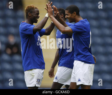 Calcio - Pre Season friendly - Preston North End v Everton - Deepdale. Jermaine Beckford di Everton (a destra) celebra il suo secondo obiettivo con Louis Saha durante la Pre-Season friendly a Deepdale, Preston. Foto Stock