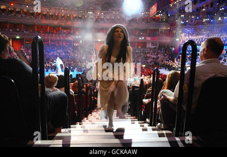 Una Vampire Woman è stata vista al Doctor Who Prom, che ha presentato musiche della BBC National Orchestra of Wales e voci del National Philharmonic Choir, nell'ambito della stagione BBC Proms presso la Royal Albert Hall di Londra. Foto Stock