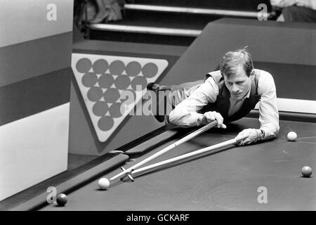 Snooker - Ambasciata Professional World Snooker Championship - Secondo round - Alex Higgins v Terry Griffiths - Crucible Theatre Foto Stock