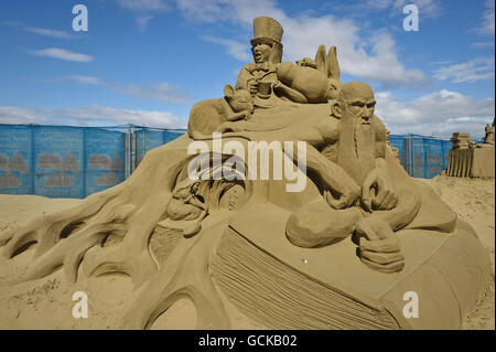 Una scultura di Alice nel paese delle meraviglie nel Weston-super-Mare Sand Sculpture Festival sulla spiaggia, che quest'anno ha il tema e la celebrazione di tutte le cose inglesi. Foto Stock