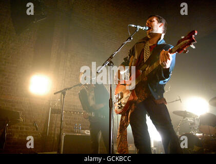 Jamie Reynolds dei Klaxons si esibisce sul palco presso la Village Underground nella zona est di Londra. Foto Stock