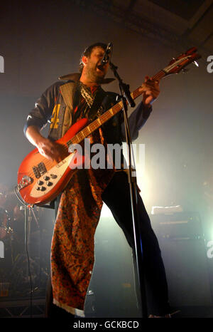 Jamie Reynolds dei Klaxons si esibisce sul palco presso la Village Underground nella zona est di Londra. Foto Stock