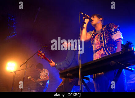 (Da sinistra a destra) Anthony Rossomando, Jamie Reynolds e James Righton dei Klaxons si esibiscono sul palco presso il Village Underground nella zona est di Londra. Foto Stock