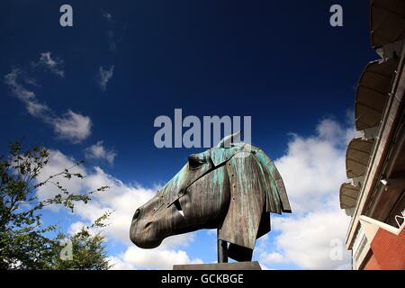 Nuova scultura equina installata per il glorioso Goodwood. La scultura equestre, 'Artemis', è progettata dallo scultore NIC Fiddian-Green, la scultura in bronzo misura 30 piedi di altezza ed è posizionata fuori dalla tribuna all'ippodromo di Goodwood Foto Stock