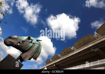 Nuova scultura equina installata per il glorioso Goodwood. La scultura equestre, 'Artemis', è progettata dallo scultore NIC Fiddian-Green, la scultura in bronzo misura 30 piedi di altezza ed è posizionata fuori dalla tribuna all'ippodromo di Goodwood Foto Stock