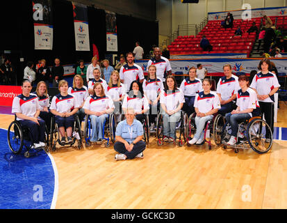 La Gran Bretagna posa per una foto dopo aver vinto l'oro nella partita di pallacanestro in sedia a rotelle durante la Coppa del mondo di BT Paralimpic a Sport City, Manchester. Foto Stock