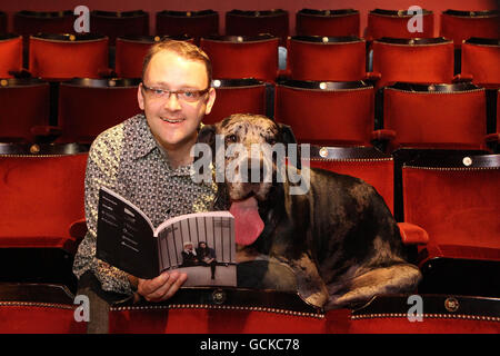 Direttore artistico dell'Ulster Bank Dublin Theatre Festival, Loughlin Deegan con Toby a Great Dane al lancio dell'Ulster Bank Dublin Theatre Festival al Gaety Theatre. Foto Stock