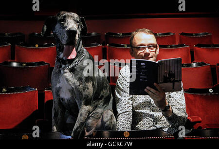 DIRETTORE artistico DI FOTO INDIPENDENTE dell'Ulster Bank Dublin Theatre Festival, Loughlin Deegan con Toby a Great Dane al lancio dell'Ulster Bank Dublin Theatre Festival al Gaiety Theatre. Foto Stock