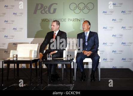 Il presidente del CIO Jacques Rogge (a sinistra) e il presidente del CIO di Marketing Gerhard Heiberg annunciano una partnership con Proctor e Gamble per i prossimi cinque Giochi Olimpici, durante una conferenza stampa all'hotel Park Plaza Westminster Bridge di Londra. Foto Stock