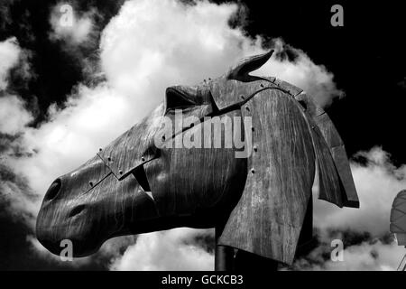 Nuova scultura equina installata per il glorioso Goodwood. La scultura equestre, 'Artemis', è progettata dallo scultore NIC Fiddian-Green, la scultura in bronzo misura 30 piedi di altezza ed è posizionata fuori dalla tribuna all'ippodromo di Goodwood Foto Stock