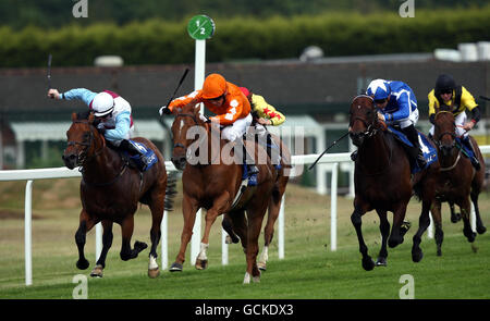 Triplo aspetto (destro in blu) guidato da Liam Jones sulla strada per la vittoria nella Coral Charge durante il Coral-Eclipse Day presso l'ippodromo di Sandown Park, Sandown. Foto Stock