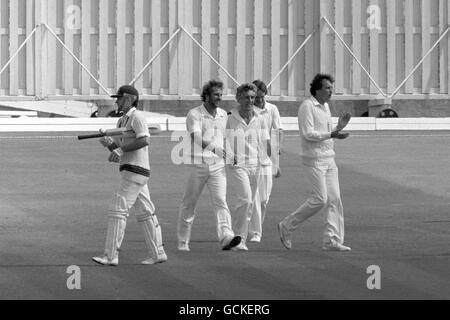 John Dyson dell'Australia esce dopo essere stato invischiato da Bob Willis. Inghilterra (l-r) Ian Botham, capitano Mike Brearley, Chris Tavare e John Emburey applaudono Foto Stock