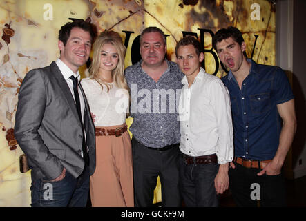 Il cast del musical Wolfboy (da sinistra a destra) Daniel Boys, Emma Rigby, direttore Russell Labey, Gregg Lowe e Paul Holowaty, durante la festa dell'aftershow al Westbury Hotel nel centro di Londra. Foto Stock