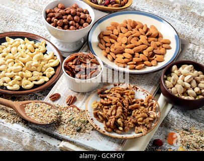 Misti assortiti dadi su un tavolo di legno. Foto Stock