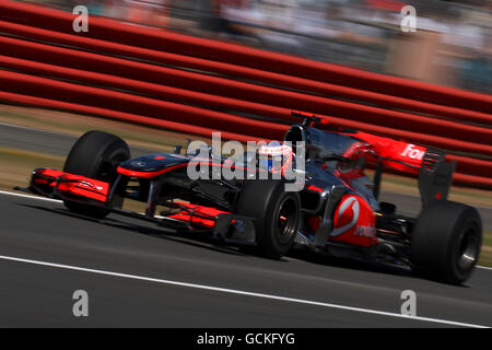 Vodafone McLaren Mercedes' Jenson Button durante una giornata di prove libere davanti al Gran Premio di Gran Bretagna di Santander al circuito di Silverstone, Northampton. Foto Stock