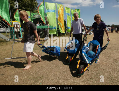 Gli amanti del festival si preparano a lasciare il festival Latitude, che si tiene a Henham Park a Southwold, Suffolk. Foto Stock