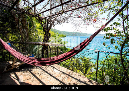 Laguna di Apoyo, Nicaragua - Giugno 2016. Vista del laggon da un balcone a Selva Azul Resort. Foto Stock