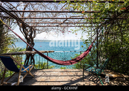 Laguna di Apoyo, Nicaragua - Giugno 2016. Balcone e amaca a Selva Azul Resort con una magnifica vista sulla laguna Foto Stock