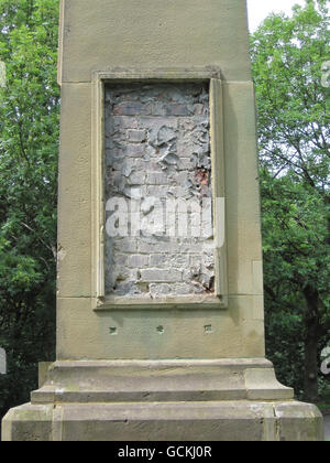 Due placche di bronzo che furono inscritte con i nomi di 215 soldati uccisi nella prima guerra mondiale furono rubate da un memoriale di guerra a Bleillley, Manchester. Foto Stock