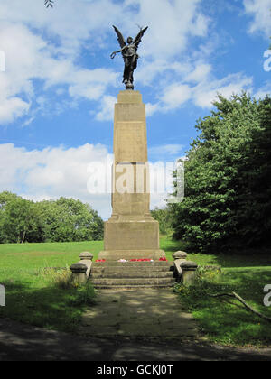 Due placche di bronzo che furono inscritte con i nomi di 215 soldati uccisi nella prima guerra mondiale furono rubate da un memoriale di guerra a Bleillley, Manchester. Foto Stock