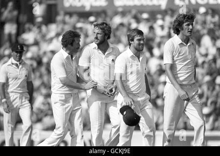 Ian Botham in Inghilterra si congratula con il compagno di squadra Wayne Larkins dopo aver catturato l'australiano Graham Yallop (non raffigurato) per il 26. Anche la foto è Mike Gatting e Bob Willis dell'Inghilterra Foto Stock