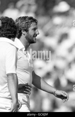 L'inglese Ian Botham è tutto sorrisi durante il primo giorno di gioco. Foto Stock