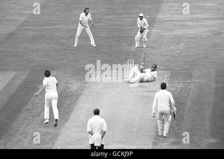 L'australiano Dirk Wellham finisce sulla sua parte inferiore evitando un rimbalzo dall'inglese Ian Botham (l). All'epoca Wellham era il 99 durante il suo test di debutto e mostrava segni di nervi. Tenne per fare 103 prima che Botham lo intrappolasse LBW. Foto Stock