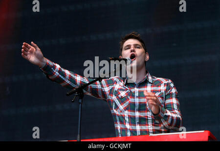 Roy Stride of Scouting for Girls che si esibisce il secondo giorno del festival musicale Oxegen al Punchestown Race Course di Co Kildare, Irlanda. Data immagine: Sabato 10 luglio 2010. Il credito fotografico deve essere: Niall Carson/PA Wire Foto Stock