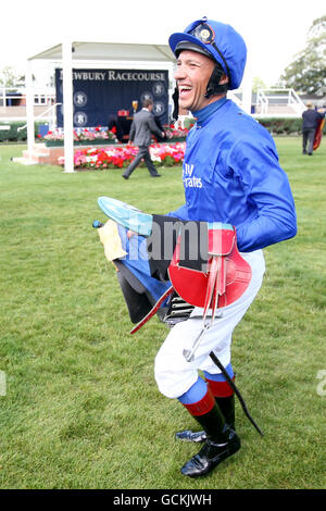 Corse di cavalli - Festival estivo di Dubai - Rose Bowl Stakes Day - Ippodromo di Newbury. Jockey Frankie Detorri celebra dopo aver vinto il Rose Bowl Stakes - sponsorizzato da Compton Beauchamp Estates Ltd su al Aasifh Foto Stock