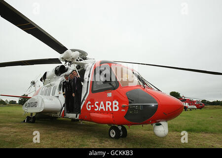 Il ministro dei trasporti Noel Dempsey con il direttore della guardia costiera irlandese Chris Reynolds (sinistra) e l'amministratore delegato di CHC Ireland, Mark Kelly (centro), all'ingresso del nuovo Sikorsky S-92A Helicopter, nei terreni del MoyValley Hotel di Co Meath, in occasione di un contratto di 500 milioni di euro tra la Guardia Costiera Irlandese e CHC Ireland. Foto Stock