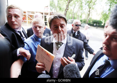 Il leader del BNP Nick Griffin, che ha avuto il suo invito a un partito giardino di Buckingham Palace ritirato oggi perché lo stava usando per 'scopi politici di partito', arriva ai Television Studios di Milbank, nel centro di Londra. Foto Stock