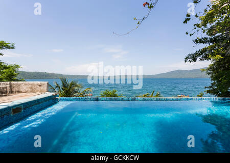 Laguna di Apoyo, Nicaragua - Giugno 2016. Piscina a sfioro di Selva Azul Resort Foto Stock