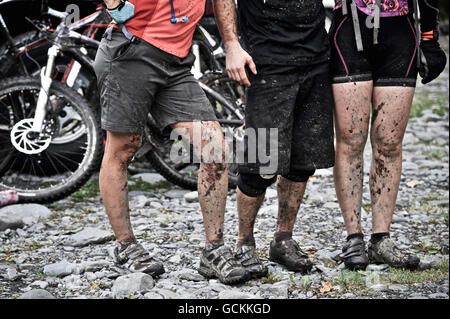 Close up fangoso mountain bikers dopo una lunga corsa sulla risurrezione Pass Trail, Chugach National Forest, Penisola di Kenai, centromeridionale Alaska Foto Stock