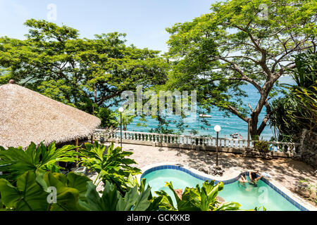 Laguna di Apoyo, Nicaragua - Giugno 2016. Vista della Selva Azul Resort la piscina e la natura che la circonda. Foto Stock