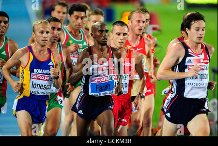 Atletica - Campionati europei IAAF 2010 - primo giorno - Stadio Olimpico. Chris Thompson (a destra) e Mo Farah (al centro) della Gran Bretagna sulla strada per la prima e seconda nella finale di 10,000 metri Foto Stock