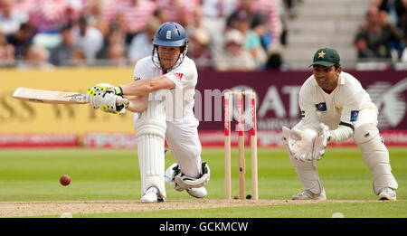 Eoin Morgan in Inghilterra gioca una sweep di riserva guardata dal guardiano del Pakistan Katran Akmal durante il giorno uno della prima partita di prova di npower a Trent Bridge, Nottingham. Foto Stock