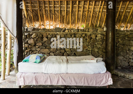 Laguna di Apoyo, Nicaragua - Giugno 2016. Uno dei letti nei Caraibi suites a Selva Azul Resort Foto Stock