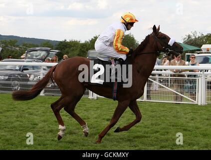 Freeforaday guidato dal fantino Kieron Fallon che va a postare prima della vendemmia a Goodwood handicap durante il terzo giorno del glorioso Goodwood Festival a Goodwood racecourse, Chichester. Foto Stock