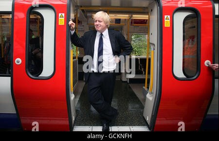 Il sindaco di Londra Boris Johnson si trova alle porte del primo nuovo treno climatizzato a Londra come parte di un progetto che prevede di avere il 40% dei treni in metropolitana climatizzati entro il 2015. PREMERE ASSOCIAZIONE foto. Data immagine: Lunedì 02 agosto 2010. Il treno che serve la Metropolitan Line è il primo dei 191 nuovi treni a piedi. Vedere PA storia TRASPORTO aria. Il credito fotografico dovrebbe essere: Katie Collins/PA Wire Foto Stock