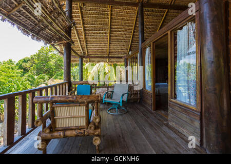 Laguna di Apoyo, Nicaragua - Giugno 2016. Lussuosa suite con balcone in uno dei bungalow a Selva Azul Resort Foto Stock
