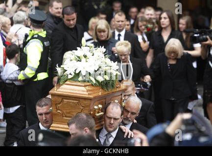 La bara di Alex Higgins è portata dalla Cattedrale di Sant'Anna, Belfast, dove ha avuto luogo il suo servizio funebre.