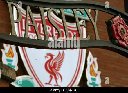 Una vista generale dei Paisley Gates sotto il Kop ad Anfield in Liverpool. Foto Stock