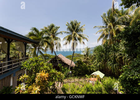 Laguna di Apoyo, Nicaragua - Giugno 2016. Gli alberi di palma, bungalows, bosco e acqua a Selva Azul Resort Foto Stock