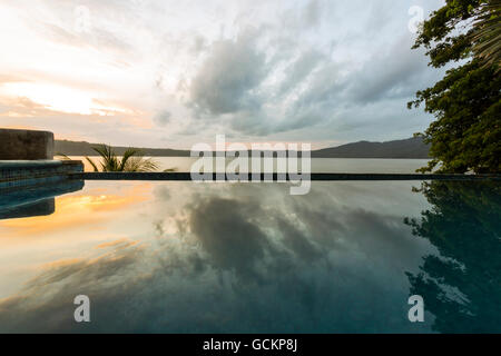 Laguna di Apoyo, Nicaragua - Giugno 2016. Serena riflessioni di una piscina a sfioro di Selva Azul Resort Foto Stock