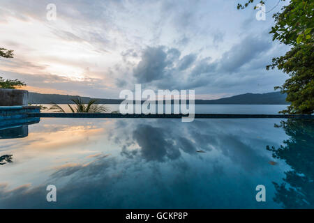 Laguna di Apoyo, Nicaragua - Giugno 2016. Serena piscina a sfioro di Selva Azul Resort Foto Stock