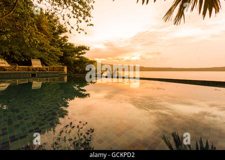 Laguna di Apoyo, Nicaragua - Giugno 2016. Sunrise vista da uno dei pool di Selva Azul Resort. Foto Stock