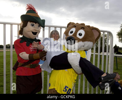 Robin Hood di Nottingham Forest (a sinistra) e Filbert Fox di Leicester City Hold Marie Curie Cancer Care infermiera registrata Ann Atkill per una foto Foto Stock