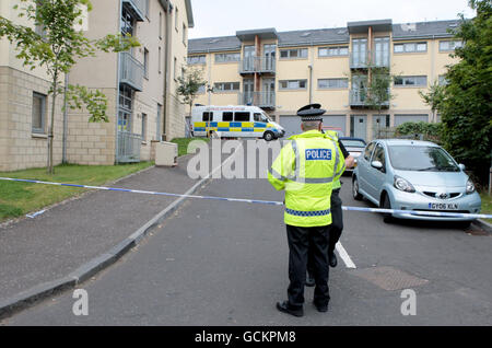 La polizia al di fuori degli edifici di Slateford Road, Edimburgo, dopo che tre bambini sono stati trovati morti nella loro casa dopo i servizi di emergenza sono stati chiamati a denuncia di un'esplosione. Foto Stock