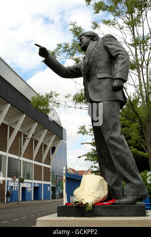 Vista generale della statua della leggenda della città di Ipswich Sir Bobby Robson, che si trova fuori dalla Portman Road. Foto Stock